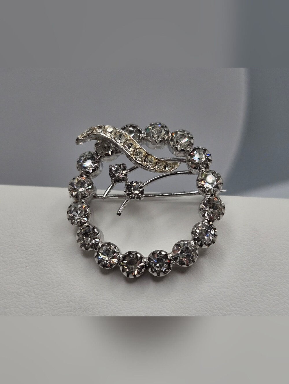 Vintage Silver Tone Rhinestone Wreath Brooch Circle Sparkly Crystal Pin 1”